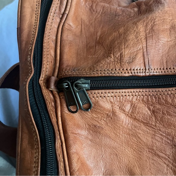 Beautiful brown leather duffle bag with high quality canvas lining - Picture 6 of 8